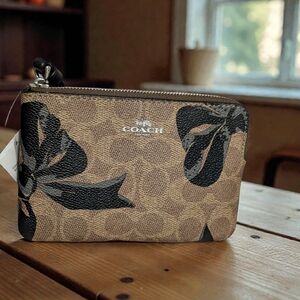 Coach Bow Corner Zip Wristlet Tan/Black Signature Coated Canvas (NWT)